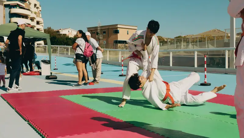 Dimostrazione di una proiezione di judo sul tatami
