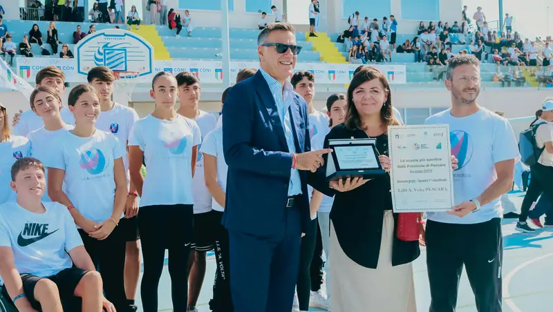 Studenti festeggiano il premio di scuola più sportiva