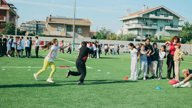 Bambine giocano a rugby durante le attività per le scuole