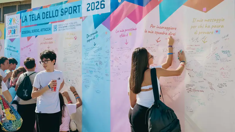 Studenti davanti alla Tela dello Sport 2026